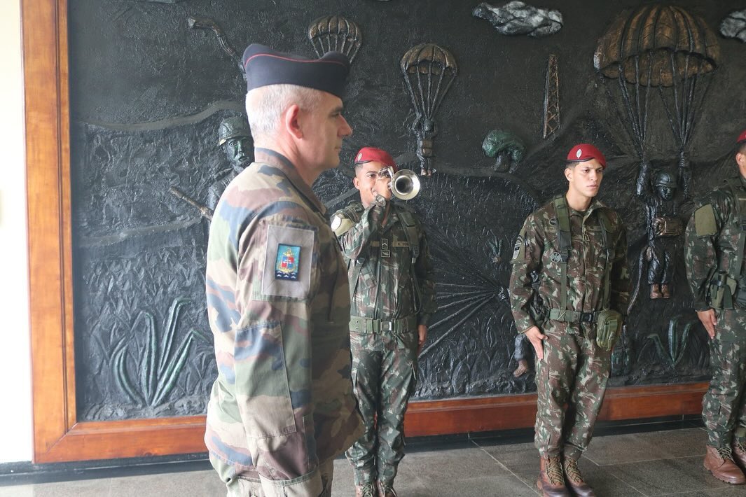 Brigada de Infantaria Pára-quedista recebe visita de comitiva de militares da França