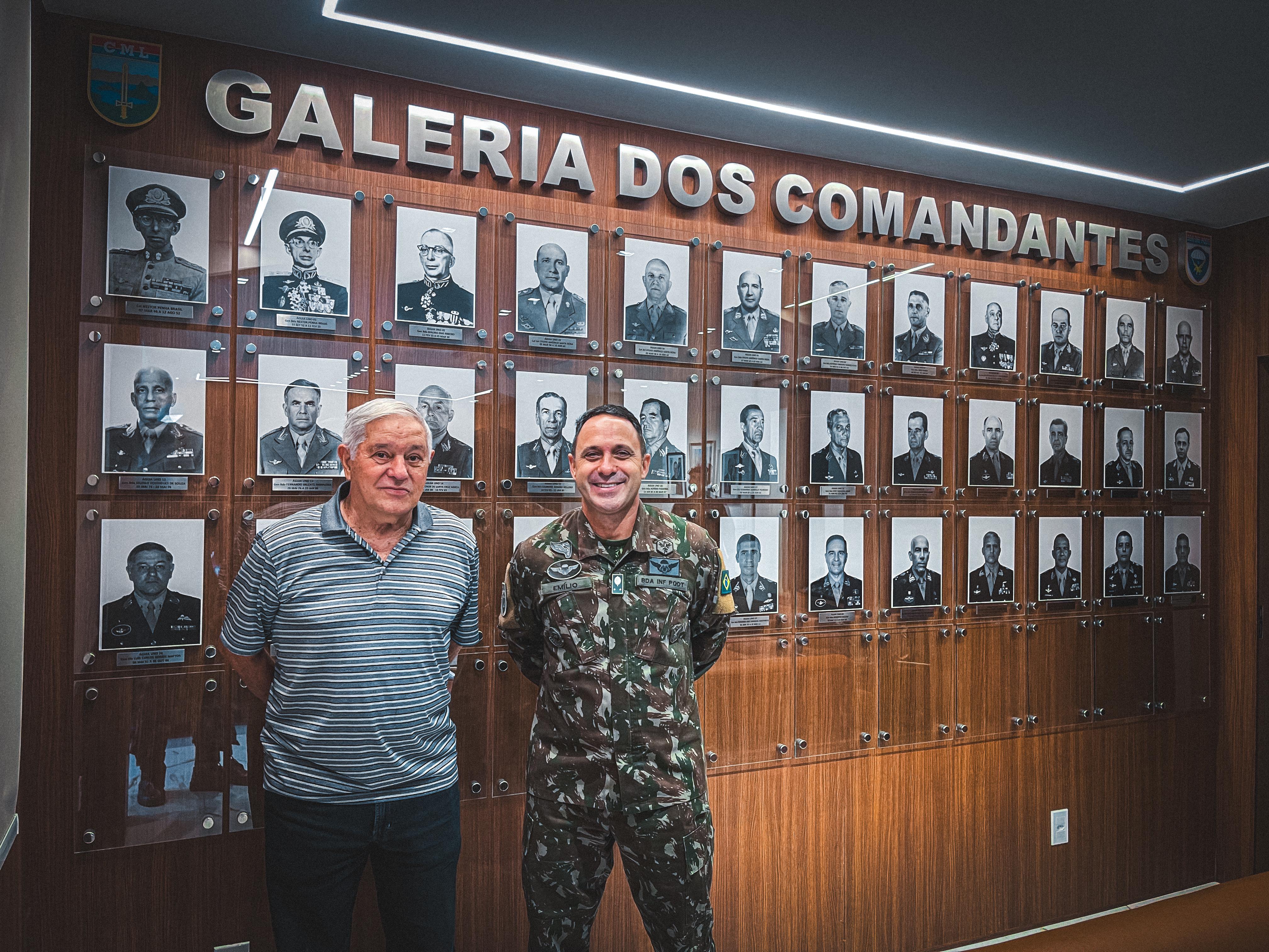 Brigada de Infantaria Pára-quedista recebe visita do General de Exército Luis Carlos Gomes Mattos